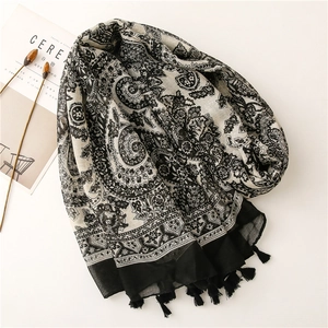 Châle en voile à motif cachemire noir et blanc avec glands sur fond minimaliste