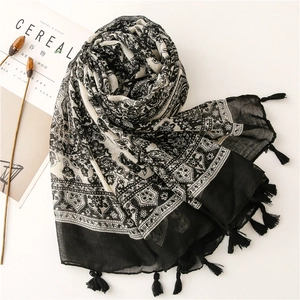 Écharpe souple à imprimé floral porcelaine noir et blanc avec pompons élégants