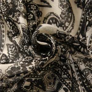 Écharpe douce en coton et lin noir avec motifs paisley classiques et franges