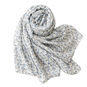 Weicher Baumwoll-Leinen-Schal mit blauem Libellen-Batikmuster in Herzform gefaltet