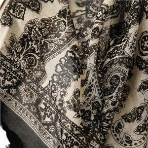 Écharpe douce en coton lin noir avec motif cachemire et bords effilochés fins