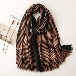 Écharpe à rayures marron et noires texture lin avec franges disposée en cercle élégant