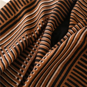 Gros plan sur la texture du tissu en coton à rayures géométriques et style bohème