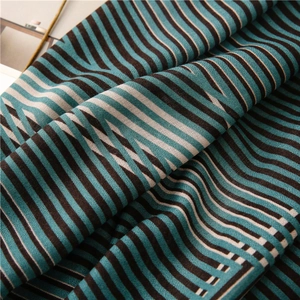 Vue détaillée du tissu doux effet lin avec motifs à rayures bleues et marron du châle