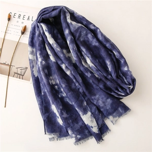 Sciarpa etnica in cotone lino effetto tie-dye blu con bordi sfrangiati e fiori secchi