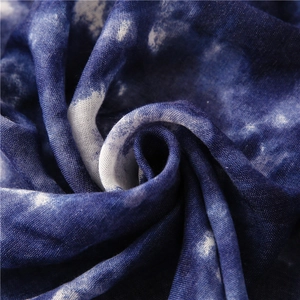 Sciarpa in cotone e lino con motivo tie-dye blu e bianco e trama in tessuto etnico