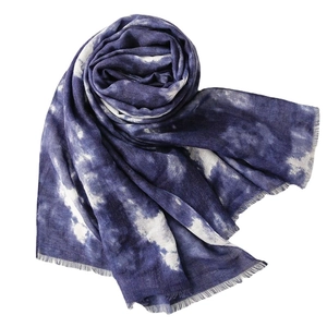 Sciarpa etnica tie-dye blu e bianca in cotone con frange e motivi a nuvola artistici
