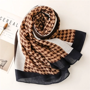 Écharpe large à carreaux pied-de-poule marron avec bordure noire et toucher coton doux