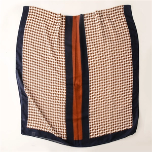 Détail d'écharpe en pied-de-poule avec blocs de couleurs marron et bleu marine