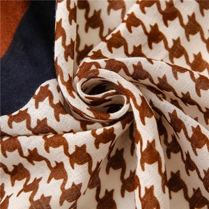 Détail de l'écharpe en coton et lin à motif pied-de-poule avec patchwork de couleurs