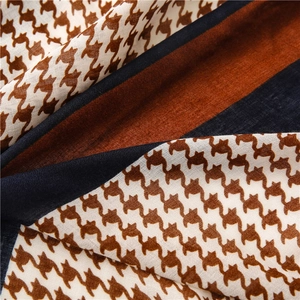 Vue détaillée du motif pied-de-poule et de la texture bicolore du châle d'été léger