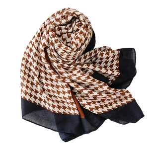 Écharpe femme en coton et lin à motif pied-de-poule marron avec bordure bleu marine