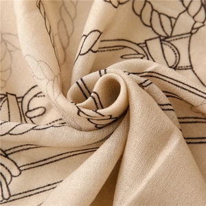 Dettaglio del morbido tessuto beige con motivi a corda e trama intrecciata