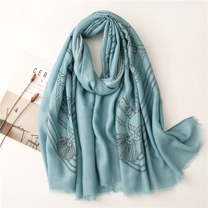 Elegante scialle in cotone e lino azzurro con motivi vintage a corda e frange