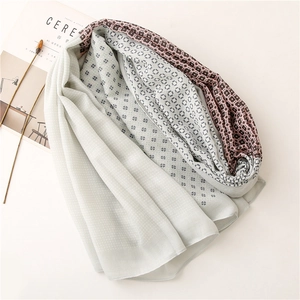 Dettaglio di sciarpa in chiffon con motivi misti a pois e trifoglio eleganti