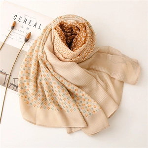 Sciarpa leggera beige a quadretti con motivi floreali e dettagli di nappe