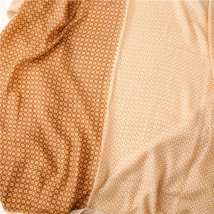Dettaglio del tessuto leggero della sciarpa a quadri con elegante design bicolore