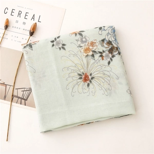 Vue détaillée d'écharpe vintage en coton et lin avec motifs floraux et texture douce