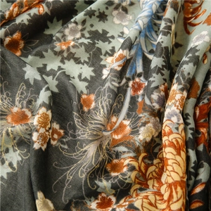 Gros plan d'un motif floral vintage sur un foulard doux au toucher lin et coton
