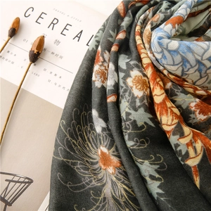 Vue détaillée d'une écharpe florale gris foncé avec texture sergée et motifs rétro