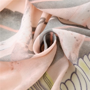 Écharpe élégante en soie rose à fleurs pour protection solaire et style de plage