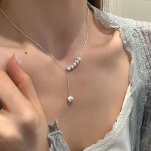 Collier en Y argenté minimaliste avec cinq perles et un pendentif sphérique tombant