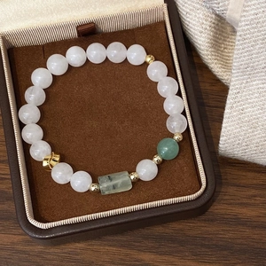 Vue détaillée du bracelet en jade vert style chinois avec breloques dorées