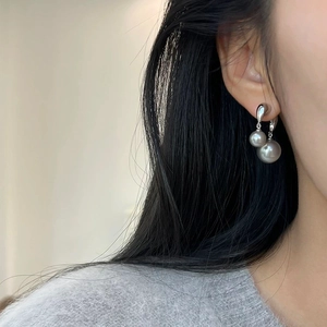 Boucles d'oreilles pendantes doubles perles grises élégantes avec liens en argent
