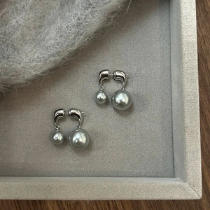 Détails des boucles d'oreilles minimalistes en perles grises avec crochets argentés