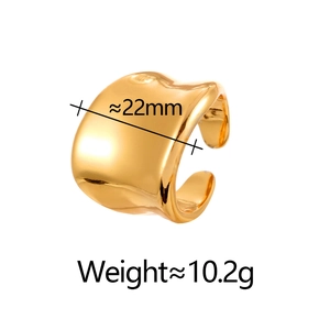 Close-up of gold asymmetrical ear cuff with dimensions 22mm and weight 10.2g