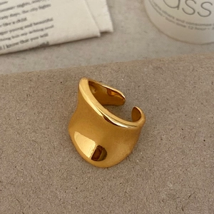 Polierter goldener breiter unregelmäßiger offener Ring im Liquid-Metal-Stil
