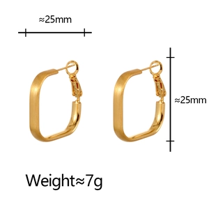 Boucles d'oreilles carrées minimalistes dorées en métal brossé au design géométrique chic