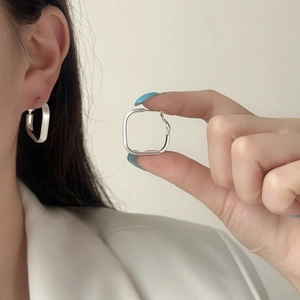 Boucles d'oreilles carrées minimalistes en argent pour femmes au design géométrique