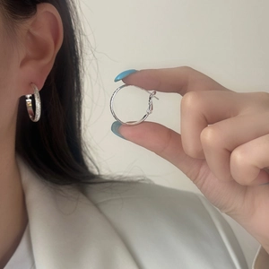 Créoles minimalistes en argent avec finition sablée texturée portées par un mannequin