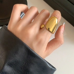Bague ouverte dorée irrégulière minimaliste avec plaque ovale et finition miroir polie