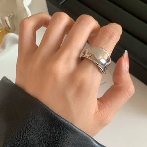 Bague large argentée minimaliste au design ondulé irrégulier avec surface miroir polie