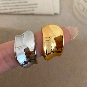 Bague large minimaliste à vagues irrégulières finitions dorée et argentée polies