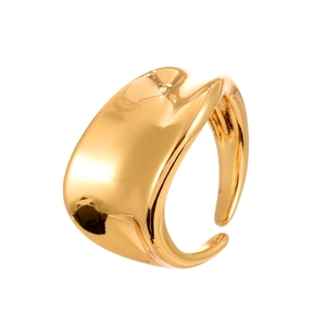 Bague ouverte irrégulière dorée polie avec une forme organique et finition miroir