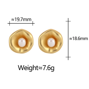 Detail view of pearl earrings with dimensions 19.7mm by 18.6mm and weight 7.6g