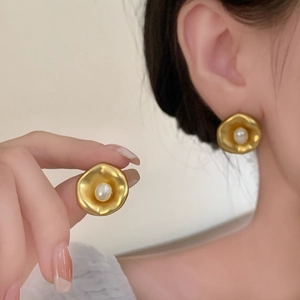 Elegant gold-plated brushed metal earrings with pearl inlay for a French minimalist style