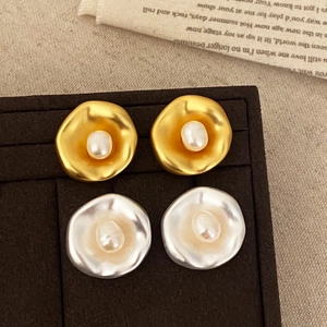 Irregular Wavy Disk Artificial Pearl Stud Earrings Brushed Copper Textured Minimalist Jewelry For Women French Style