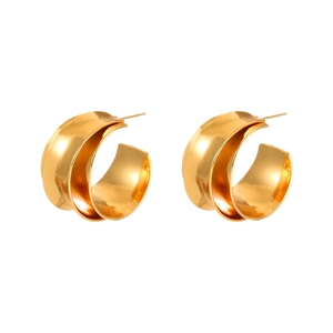 Polished gold irregular C-shape hoop earrings with a wavy layered geometric design
