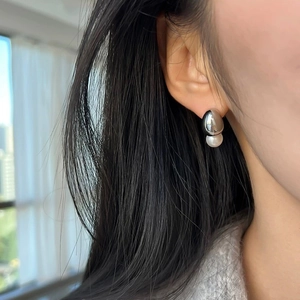 Boucles d'oreilles minimalistes grain d'or au design fluide métallique et perle blanche
