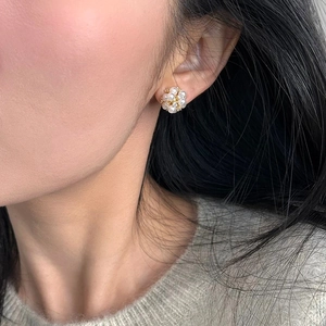 Boucles d'oreilles élégantes en perles et zircons portées par un mannequin de profil