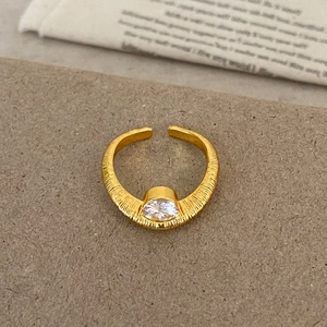 Anello vintage francese regolabile dorato con texture radiale e zircone ovale centrale