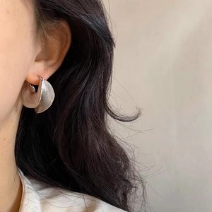 Silver textured hoop earrings with shell-shaped spiral waves for women's fashion