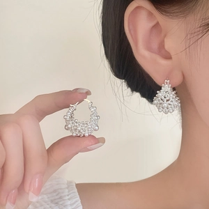 Boucles d'oreilles créoles perles blanches en grappe élégantes au design panier chic