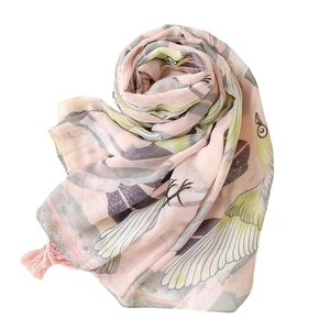 Écharpe d'été rose clair avec imprimé oiseaux et glands sur fond blanc épuré