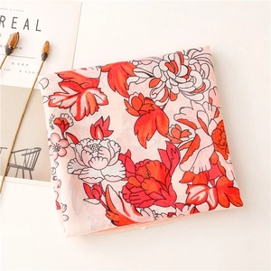 Detailaufnahme des eleganten Leinenschals mit feiner Textur und kunstvollem Blumendruck