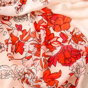 Makro-Detail des hochwertigen rosa Baumwoll-Leinen-Schals mit floralem Aufdruck